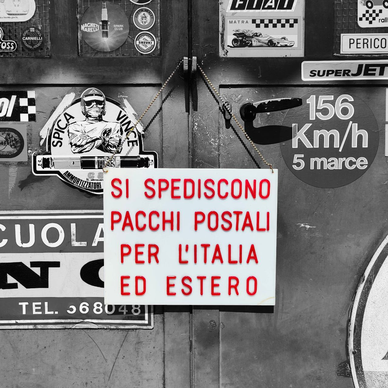 Cartello 30x20 Cm – 'Pacchi Si Prega Di Mettere Qui' – Permesso Di Parcheggio Per Corrieri – Placca In Plastica Resistente 2mm – Ideale Per Ingressi E Cancelli