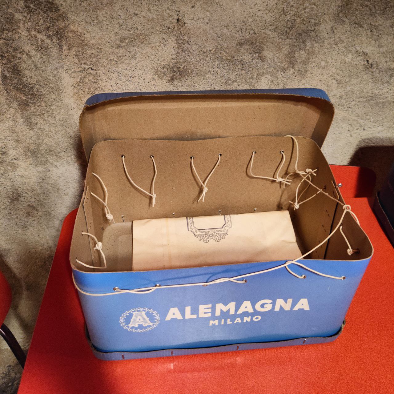 Alemagna Milan panettone box