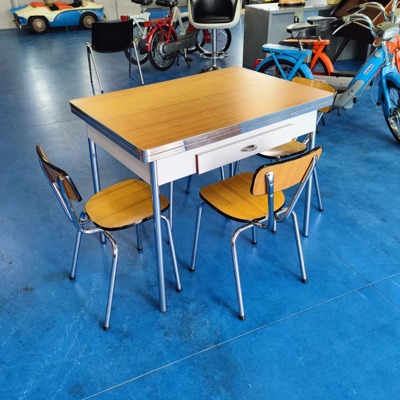 Extendable table with chairs | 70's