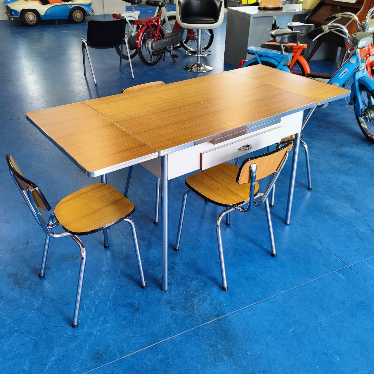 Extendable table with chairs | 70's