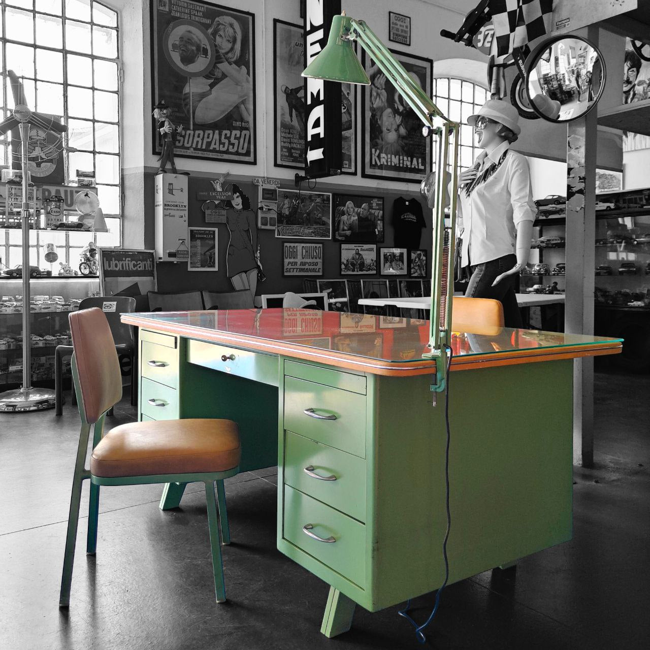 Scrivania vintage con sedie e lampada | Anni '60