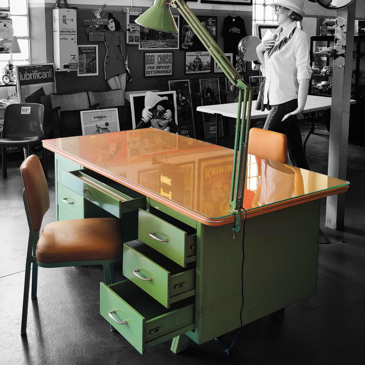 Scrivania vintage con sedie e lampada | Anni '60