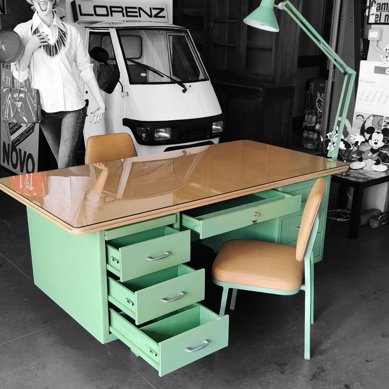 Scrivania vintage con sedie e lampada | Anni '60