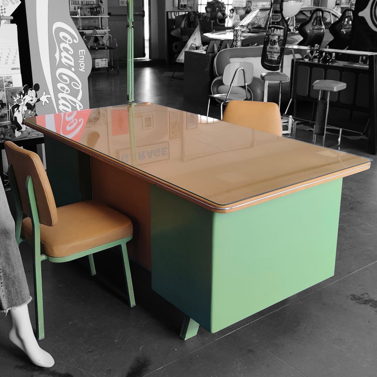 Scrivania vintage con sedie e lampada | Anni '60