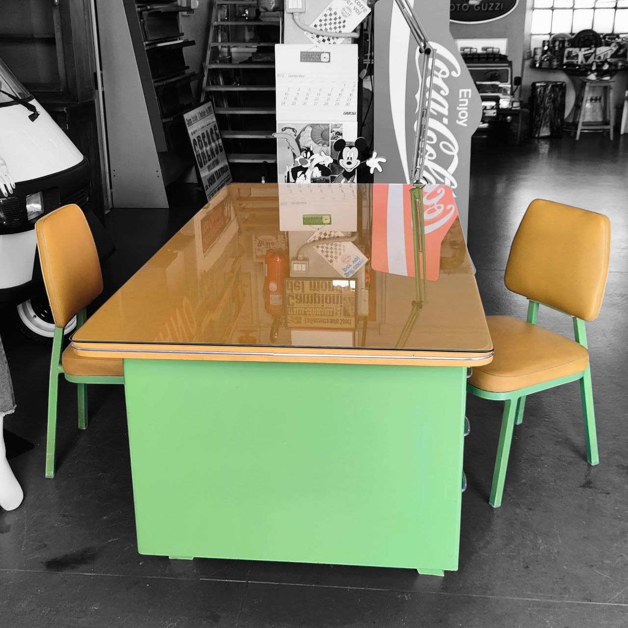 Scrivania vintage con sedie e lampada | Anni '60