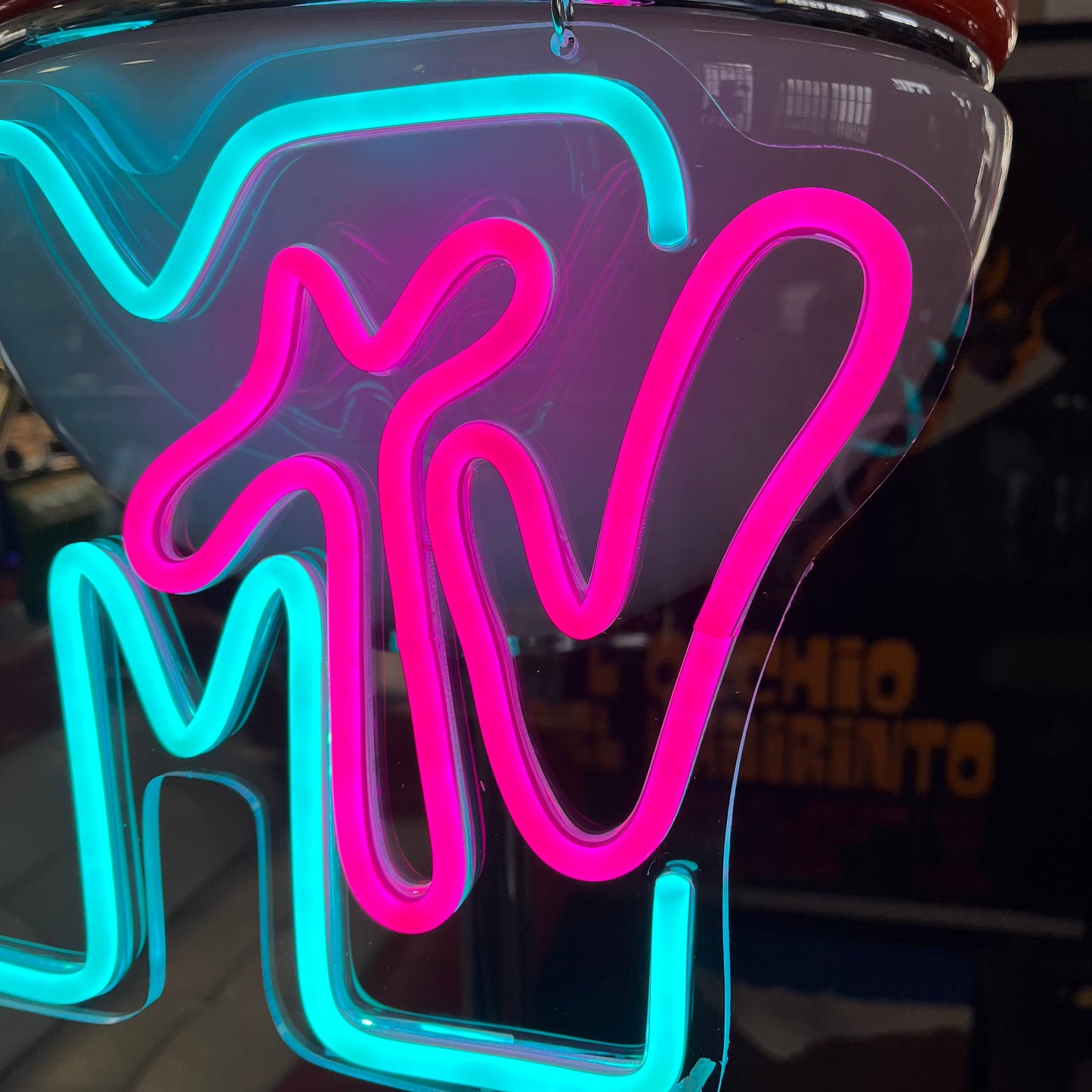 Insegna luminosa - MTV, Music Television