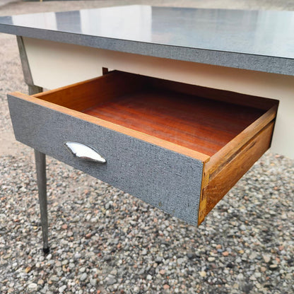 Tisch und Stühle aus Resopal | 1970er Jahre