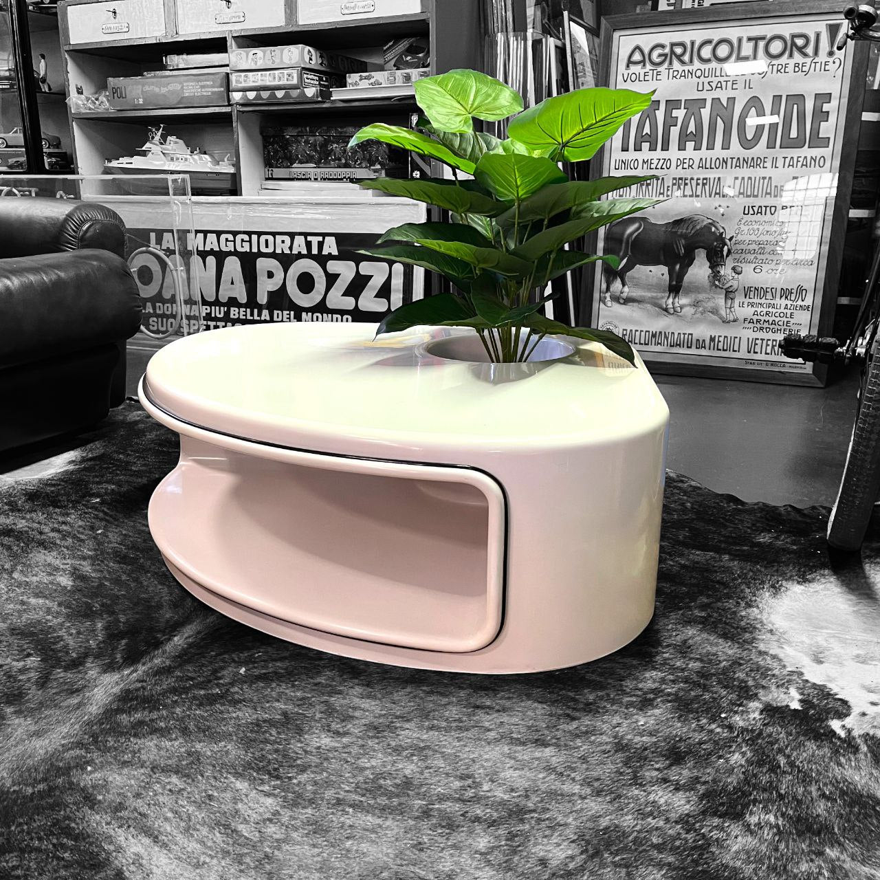 Angoliera con portavaso e portariviste | Anni '70