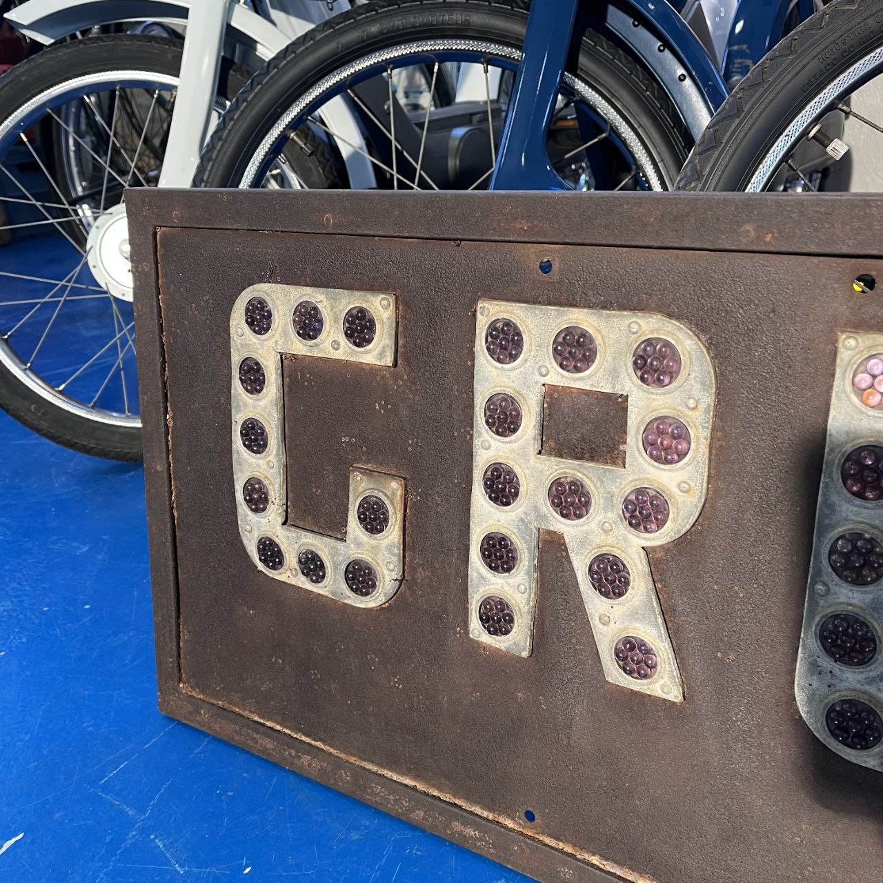 Insegna con gemme rifrangenti - Grumolo Pedemonte | Anni '30