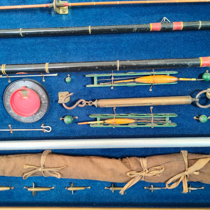 Pannello da Collezione con Canne, Mulinelli e Accessori d'Epoca (Unique Antiques Milano)